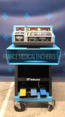 Valleylab Electrosurgical Unit Force 2 -w/ 2 REM polyhesive infant patient return electrodes (Powers up)