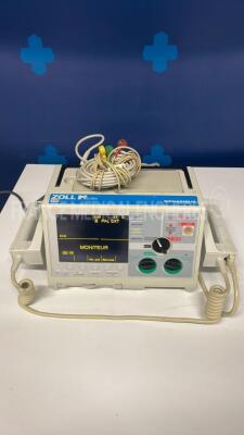 Zoll Defibrilator Mseries - YOM 06/2005 - w/ ECG electrodes - no power cable (Powers up)