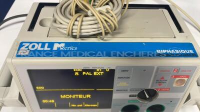 Zoll Defibrilator Mseries - YOM 06/2005 - w/ ECG electrodes - no power cable (Powers up) - 5