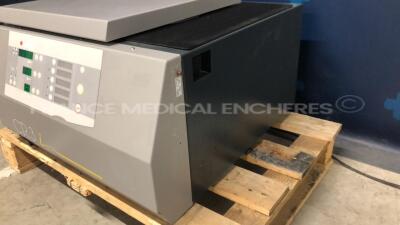 Jouan Centrifuge CR3i -YOM 1998 - No power cable (Powers up) - 3