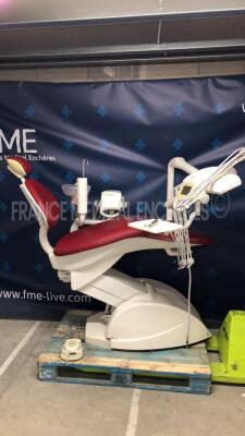 Quetin Dental Chair PE8 Twin - YOM 2015 -Broken handpiece holder w/ 2X Bien Air Micromotors MCX - Satelec Acteon Scaler Newtron - LD minilight - elevating untested (Powers up)