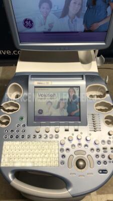 GE Healthcare Voluson E8 BT 13 - YOM 11/2011 -S/W 13.0.6 - in excellent condition - Options advanced 4D - DICOM - sono IT - vocal 2 - advanced VCI - elastography analysis - V-SRI - advanced STIC - sonoVCAD labor - sonoAVC - expert - sonobiometry - w/ GE R - 4