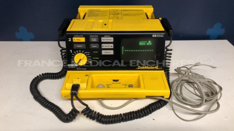 Hewlett Packard Defibrilator Codemaster XL - M1723B w/ Paddels and ECG Sensors (Powers up)