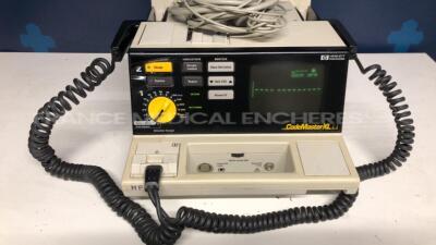 Hewlett Packard Defibrilator Codemaster XL - M1723A w/ Paddels and ECG Sensors (Powers up)