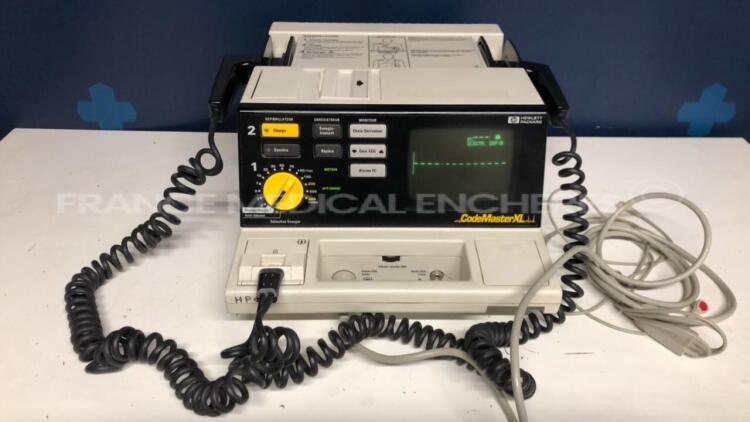 Hewlett Packard Defibrilator Codemaster XL - M1723A w/ Broken Paddels and ECG Sensors (Powers up)