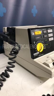 Hewlett Packard Defibrilator Codemaster XL - M1723A w/ Broken Paddels and ECG Sensors (Powers up) - 2