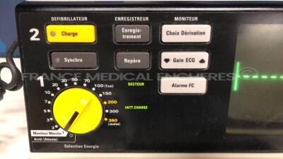 Hewlett Packard Defibrilator Codemaster XL - M1723A w/ Broken Paddels and ECG Sensors (Powers up) - 4