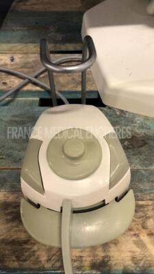 Quetin Dental Chair PE8 Twin - YOM 2015 -Broken handpiece holder w/ 2X Bien Air Micromotors MCX - Satelec Acteon Scaler Newtron - LD minilight - elevating untested (Powers up) - 9