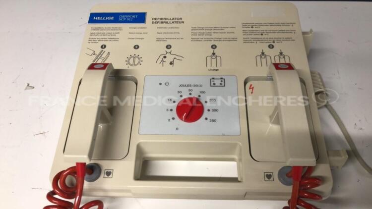 Hellige Defibrillator Defiport SCP912 (Powers up)