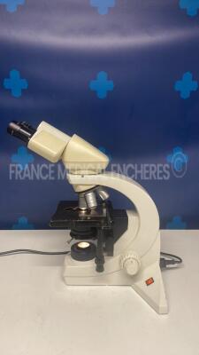 Leica Microscope DMLS - YOM 2009- w/ Binoculars 10x with optics 5x0.12 / 10x / 20x / 40x / 2.5x (Powers up) - 2