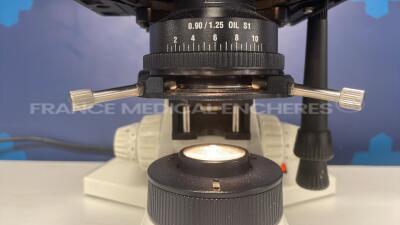 Leica Microscope DMLS - YOM 2009- w/ Binoculars 10x with optics 5x0.12 / 10x / 20x / 40x / 2.5x (Powers up) - 6
