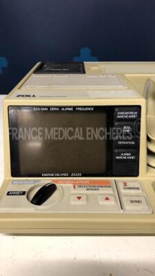 Zoll Defibrillator D1400 -untested due to the missing battery charger - 2