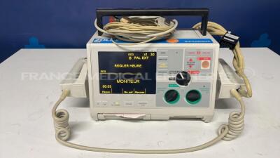Zoll Defibrilator Mseries - w/ ECG electrodes (Powers up)