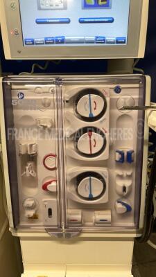 Lot of 2 Fresenius Dialysis 5008 Cordiax - YOM 2015 - S/W 4.57 Count 18663H and 19513H (Both power up) - 10