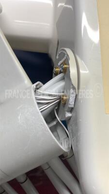 Quetin Dental Chair PE8 Twin - YOM 2015 -Broken handpiece holder w/ 2X Bien Air Micromotors MCX - Satelec Acteon Scaler Newtron - LD minilight - elevating untested (Powers up) - 6