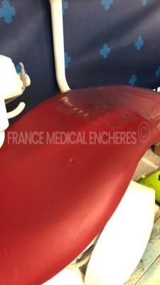 Quetin Dental Chair PE8 Twin - YOM 2015 -Broken handpiece holder w/ 2X Bien Air Micromotors MCX - Satelec Acteon Scaler Newtron - LD minilight - elevating untested (Powers up) - 14