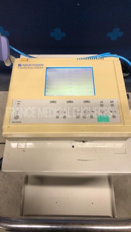 Nihon Kohden ECG 9020K - YOM 2003 - w/ ECG electrodes (Powers Up)