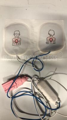 Philips Defibrillator FR 2 plus - YOM 2011 -w/ consumable electrodes - missing battery charger (Power up) - 2