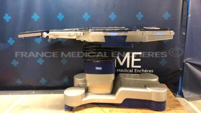 Maquet Operating Table Alphamaxx 1133-12B3 - YOM 2007 - tested and functional - missing remote control (Powers up) - 2