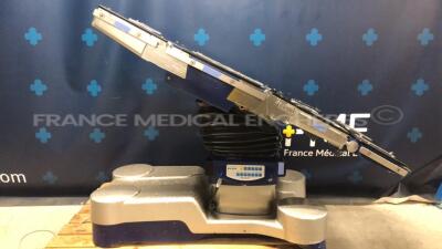 Maquet Operating Table Alphamaxx 1133-12B3 - YOM 2007 - tested and functional - missing remote control (Powers up) - 3