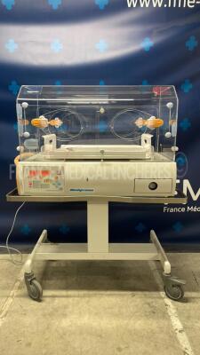 Mediprema Incubator MP5 Isis Type Attente (Powers up)