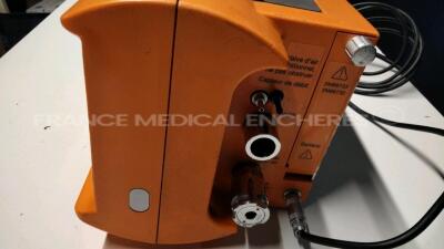 Drager Transport Ventilator Oxylog 3000 - YOM 2005 - S/W 1.24 - no power cable (Powers up) - 3