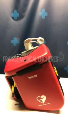 Philips Defibrilator Hearstart MRX - YOM 2015 - w/ ECG leads (Powers up) - 3