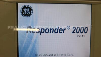 GE Defibrillator Responder 2000 - YOM 02/2009 - S/W 2.41 italian language - missing paddels (Powers up) - 4