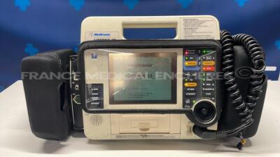 Medtronic Defibrillator Lifepak 12 - YOM 2003 - S/W 3011371-134 (Powers up)