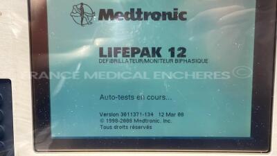 Medtronic Defibrillator Lifepak 12 - YOM 2003 - S/W 3011371-134 (Powers up) - 2