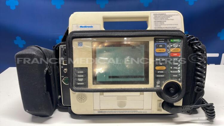 Medtronic Defibrillator Lifepak 12 - YOM 2004 - S/W 3011371-134 (Powers up)