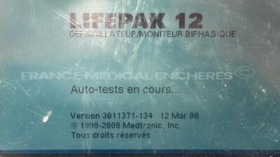 Medtronic Defibrillator Lifepak 12 - YOM 2004 - S/W 3011371-134 (Powers up) - 2