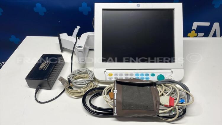 GE Patient Monitor D--FPD15-01 - YOM 2009 - w/ GE Module E-PSMP-01 YOM 2015 (Powers up)