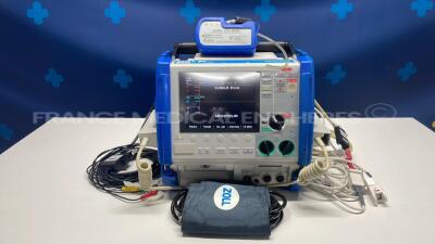 Zoll Defibrillator MSeries CCT - french language - w/ SPO2 sensor and ECG leads (Powers up)