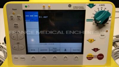 GE Defibrillator Responder 3000 - YOM 2005 - S/W 2.11 - w/ ECG leads (Powers up) - 3