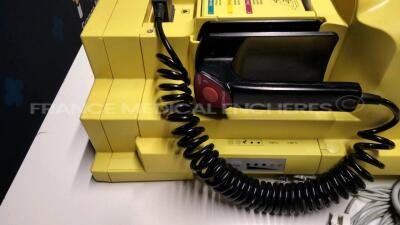 GE Defibrillator Responder 3000 - YOM 2005 - S/W 2.11 - w/ ECG leads (Powers up) - 5