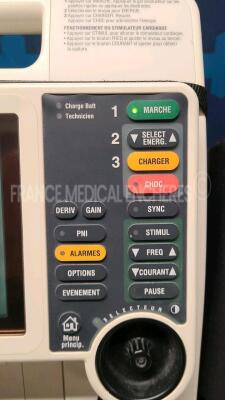 Medtronic Defibrillator Lifepak 12 - YOM 2002 - S/W 3011371-134 self test ok - w/ pacing - ECG leads - SPO2 sensor - missing batteries (Powers up) - 2