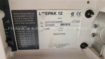 Medtronic Defibrillator Lifepak 12 - YOM 2002 - S/W 3011371-134 self test ok - w/ pacing - ECG leads - SPO2 sensor - missing batteries (Powers up) - 9
