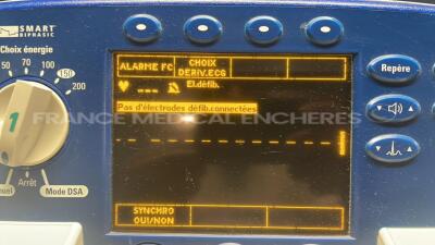 Agilent Defibrillator Heartstream XL - YOM 2001 - missing paddels - french language - no power cable (Powers up) - 4