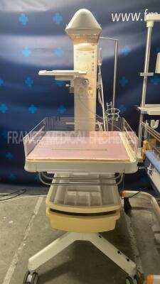 Lot of 1x Drager Incubator Babytherm 8010 - YOM 2001 and 1x Fisher and Paykel Incubator Neopuff - YOM 2001 (Both power up) - 3