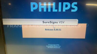 Lot of 2 x Philips Vital Signs Monitors SureSigns VM6 and SureSigns VSV - YOM 2009 and 2006 - S/W A.00.51 and A.01.60 - no power cables (Both power up) - 2