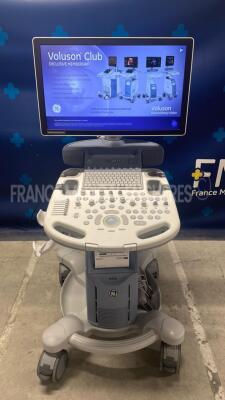 GE Ultrasound Voluson S8 BT16 - YOM 2018 - S/W 16.0.11 - in excellent condition - tested and controlled by GE Healtcare - Ready for clinical use - Options - 3D:'d Activation / Advanced 3D/4D Package / HD Live / Advanced VCI / XTD Scan Assist / IOTA LR w/