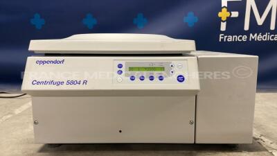 Eppendorf Centrifuge 5804R (Powers up)