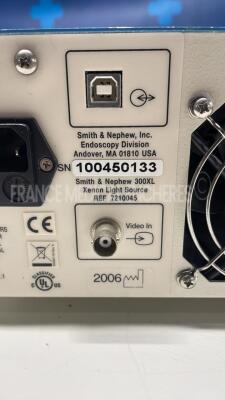 Smith and Nephew Xenon Light Source Dyonics 300XL - YOM 2006 - no power cable (Powers up) - 4