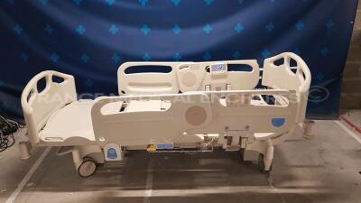 Lot of 2x Hill-Rom Hospital Beds Tipo B - YOM 2008 tested and functional (Both power up) - 3
