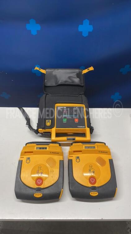 Lot of 2x Medtronic Defibrillators LifePak CR Plus - YOM 2006 and 2009 and 1x Medtronic Defibrillator LifePak 500 - YOM 2002 - Italian language - Missing power supplies - Two power up and one no power