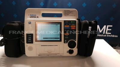 Medtronic Defibrillator Lifepak 12 - YOM 2008 - missing paddels -w/ Physio-Control Battery SLA YOM 2019 - untested due to the missing battery charger