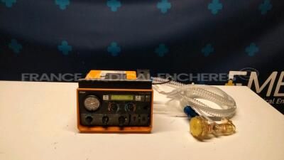 Drager Transport Ventilator Oxylog 2000 - w/ exhalation tube - no power supply (Powers up)