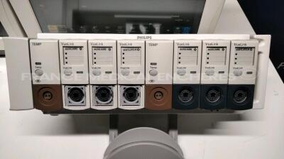 Lot of 2 Philips Patient Monitors MP70 - YOM 2006 - S/W 4.00 - w/ 2 Philips Module M3001A YOM 2014/2012 - Philips Module rack including 2 modules TEMP and 6 modules VueLink ( Both power up) - 9