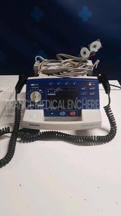 Philips Defibrillator Heartstart XL french language - YOM 2012 w/ ECG leads (Powers up)